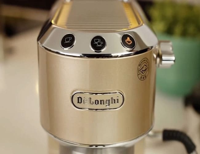 Proceso de descalcificación paso a paso en cafetera DeLonghi Dedica con luz naranja
