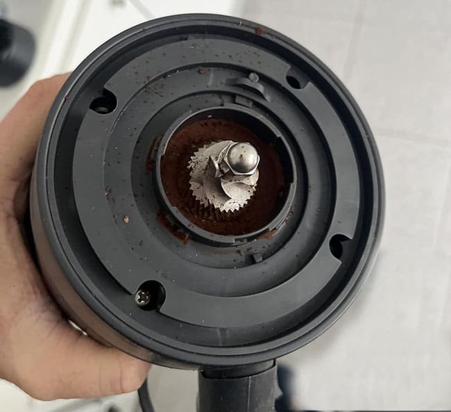 Ajuste de molienda fina en un molinillo de café eléctrico para espresso