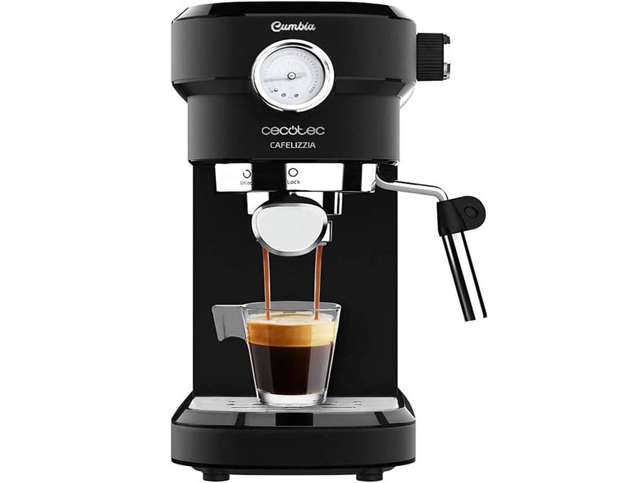 Cafetera Cecotec Cafelizzia 790 de acero inoxidable color negro en cocina