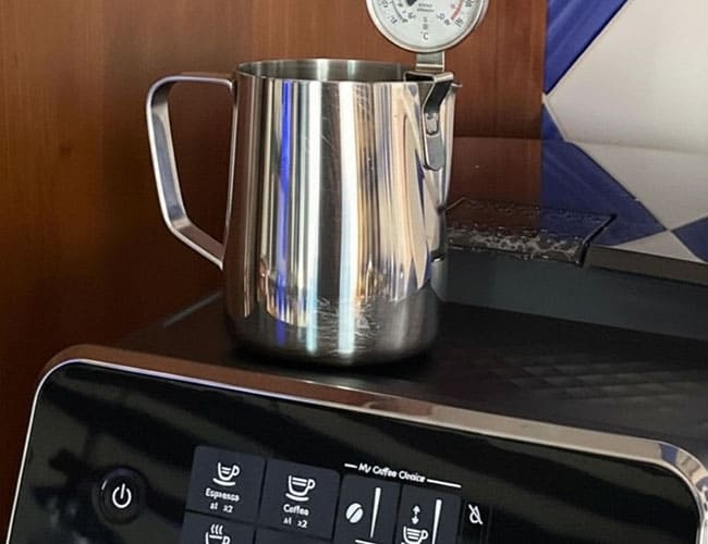 Jarra de acero inoxidable para leche y termómetro digital para control de temperatura barista.
