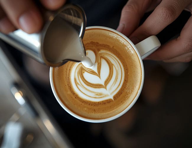 cómo hacer un capuchino con la Jarra Motta haciendo la técnica del vórtice