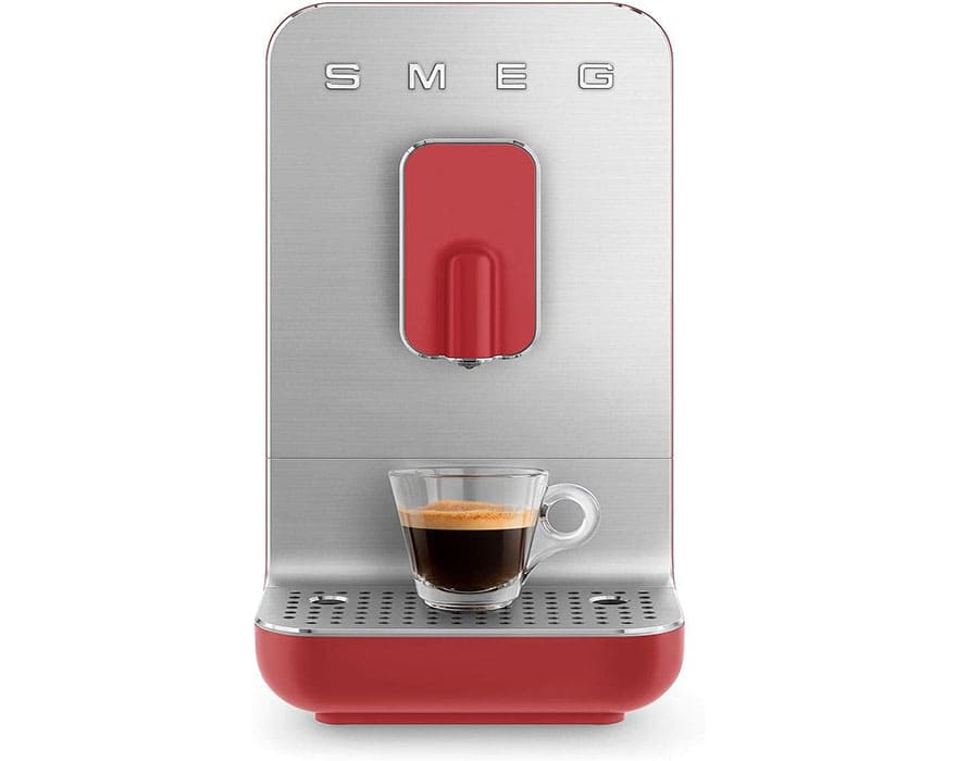 Cafetera superautomática Smeg diseño retro años 50 en aluminio