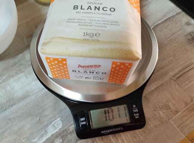 Gramera digital de bolsillo midiendo los gramos exactos de café molido en un vaso receptor