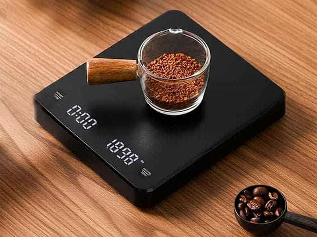 Detalle de los botones táctiles y cronómetro de una báscula digital café con cronómetro