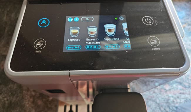 Pantalla tactil a color de la cafetera Rivelia mostrando el menu de recetas automaticas
