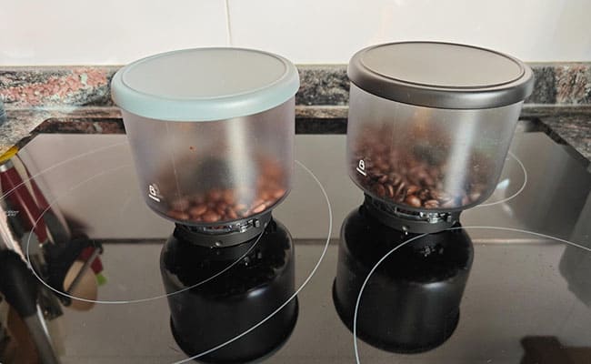 Detalle del cambio de depósito de granos de cafe Bean Switch en la cafetera De'Longhi Rivelia