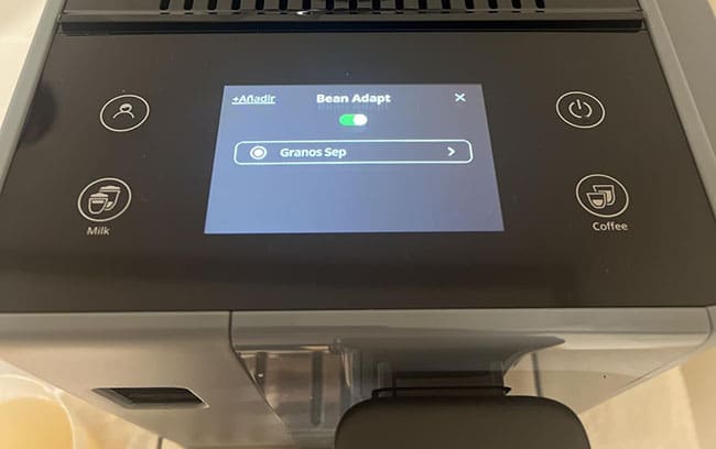 Pantalla tactil a color de la cafetera Rivelia mostrando el menu de recetas automaticas