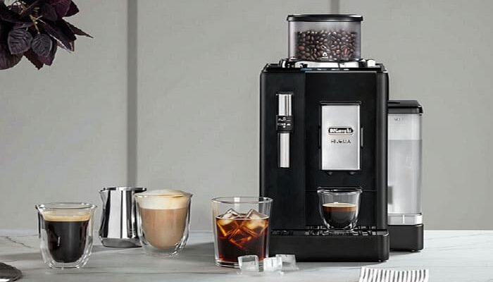 Cafetera superautomatica De'Longhi Rivelia de color negro en la encimera de una cocina