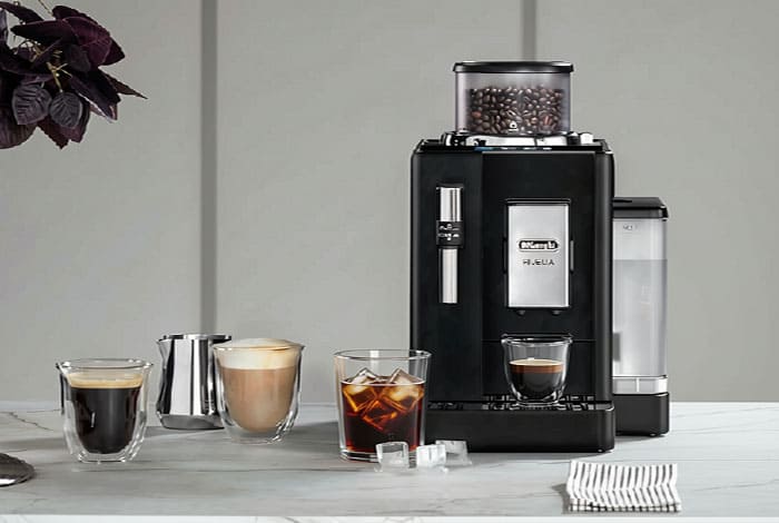 Cafetera superautomatica De'Longhi Rivelia de color negro en la encimera de una cocina