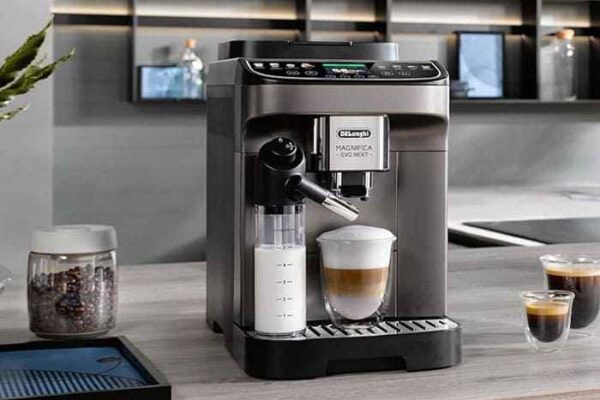 Vista frontal de la cafetera DeLonghi Magnifica Evo sobre la encimera de una cocina moderna.