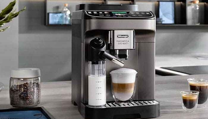 Vista frontal de la cafetera DeLonghi Magnifica Evo sobre la encimera de una cocina moderna.
