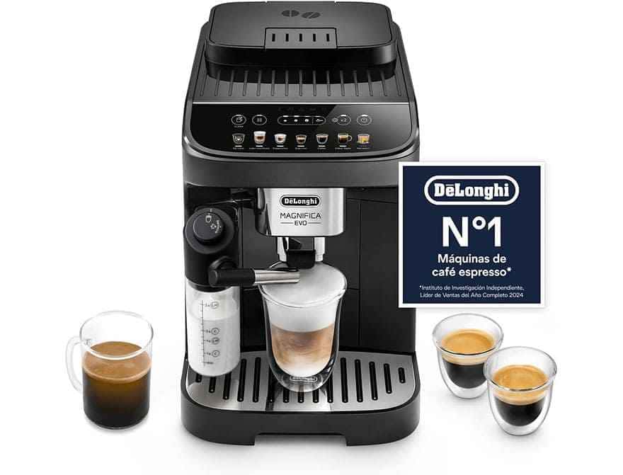 Cafetera DeLonghi Magnifica Evo LatteCrema preparando un capuchino automático con jarra de leche.