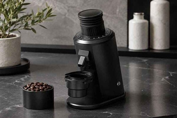 Mejor molinillo de café profesional para casa al lado de una cafetera express